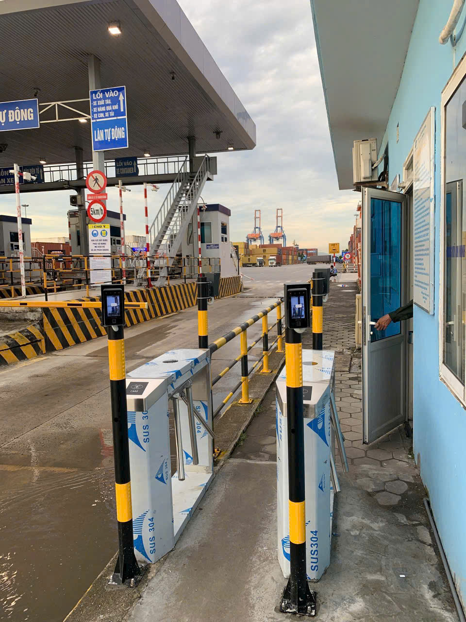 Cổng kiểm soát ra vào tự động với hai máy quét thẻ và barie inox tại trạm thu phí
